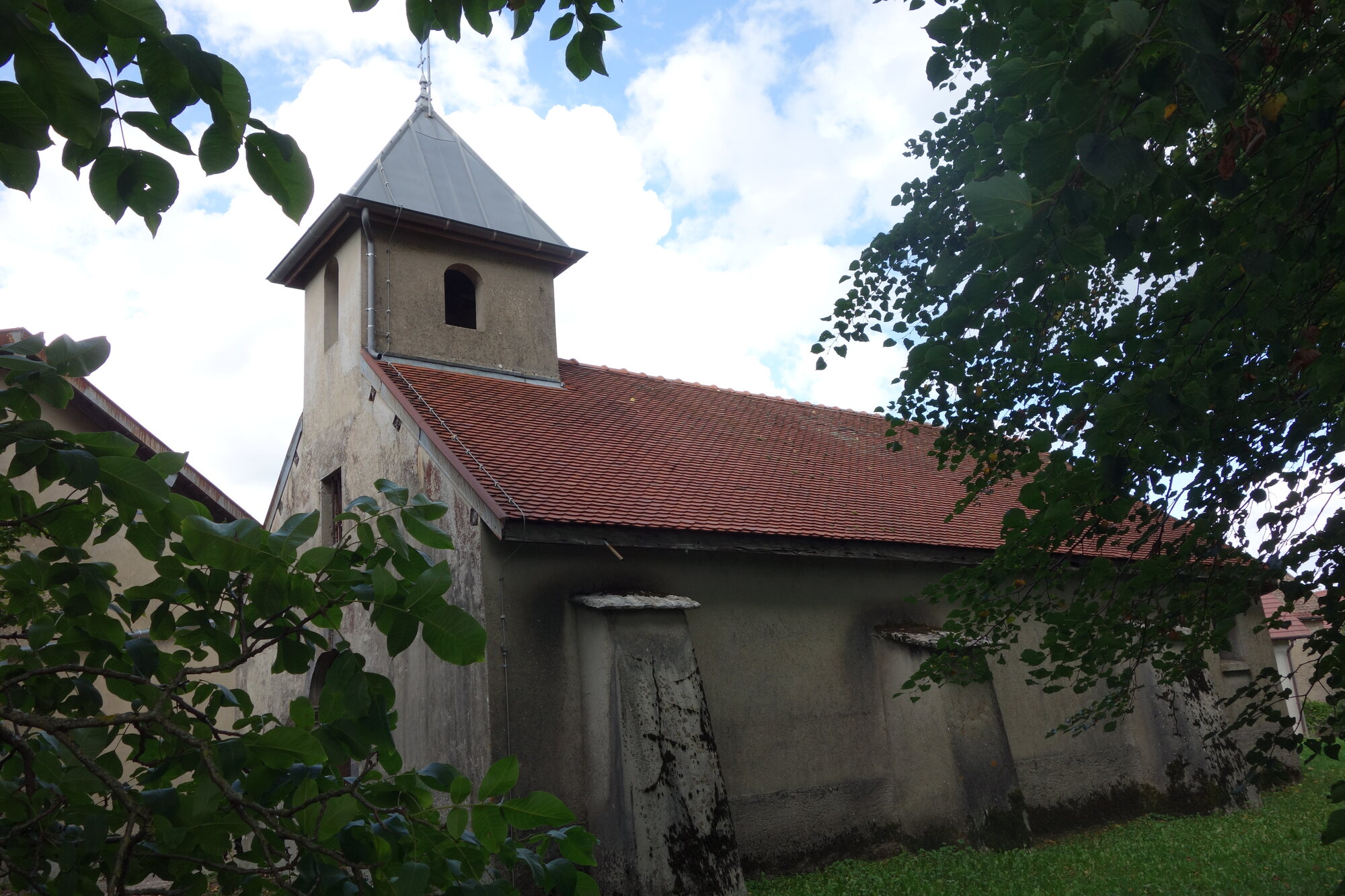 La chapelle Saint-Andoche de Vertamboz : édifice rectangulaire en pierre claire avec arcature en façade, croix au sommet.