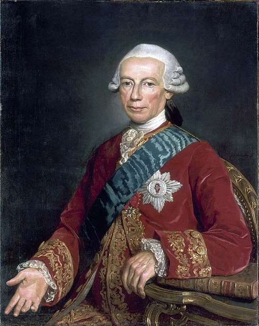 Portrait peint d'un homme du XVIIIe siècle en habit rouge brodé d'or, écharpe bleue et plaque d'ordre sur la poitrine, perruque blanche.