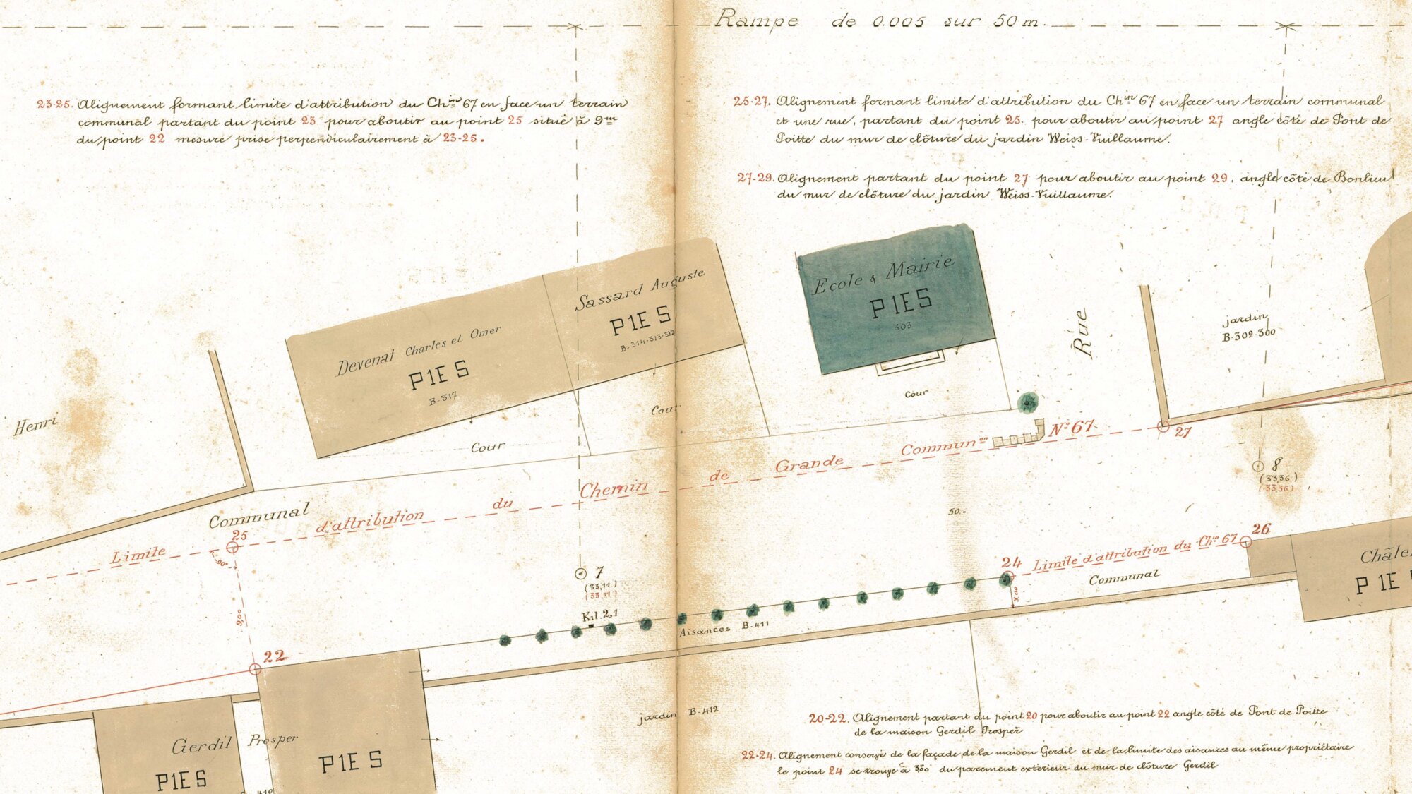 Détail d'un plan d'alignement de Vertamboz daté de 1909 : parcelles, chemin communal, école-mairie, maisons Devenat, Sassard, Gerdil, annotations à la plume rouge et noire.